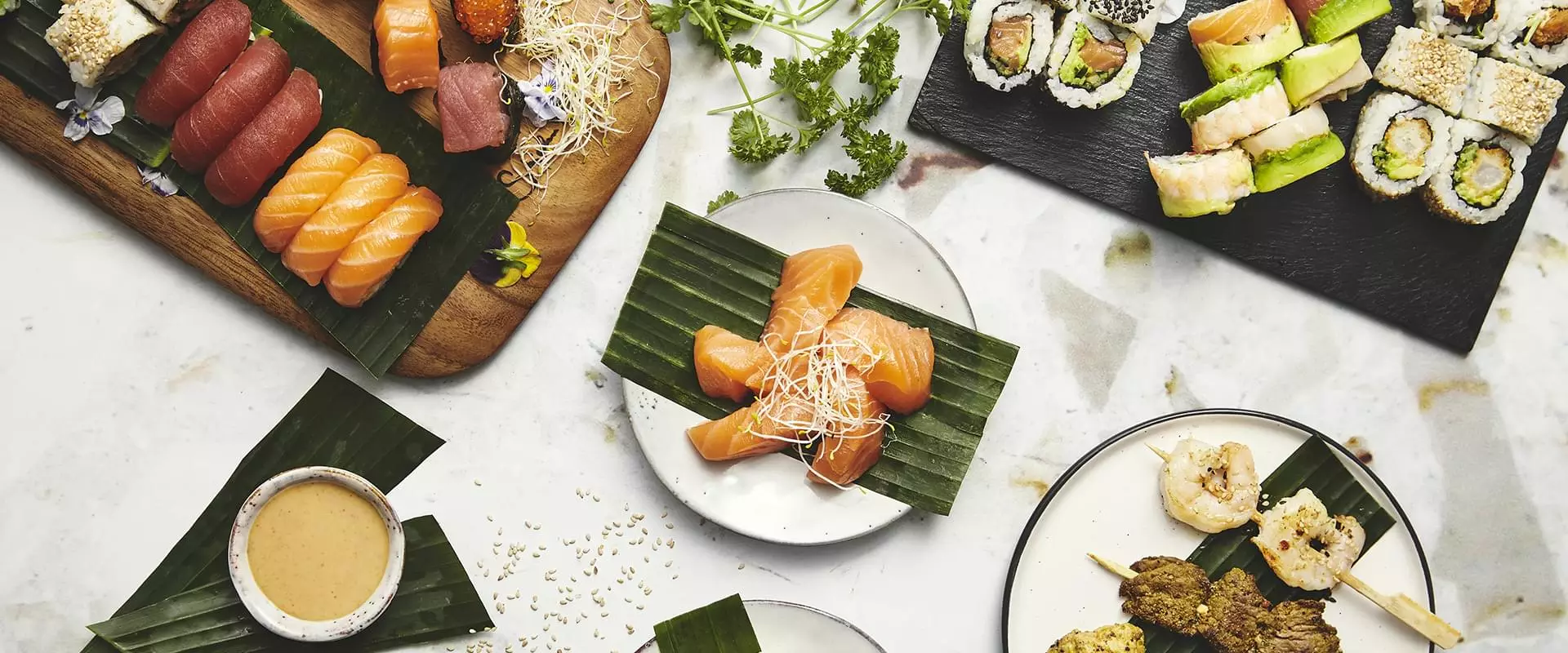 Sushi takeaway Frederiksberg - Forskelligt sushi på tallerkener